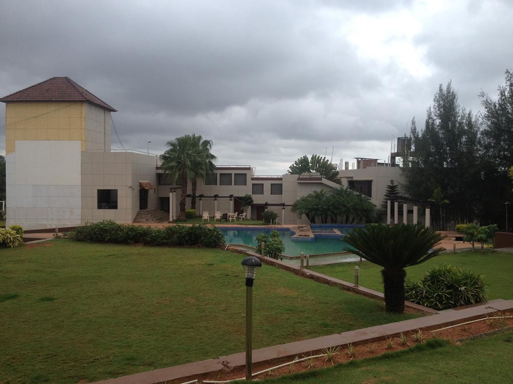 Cotton County Club and Resort