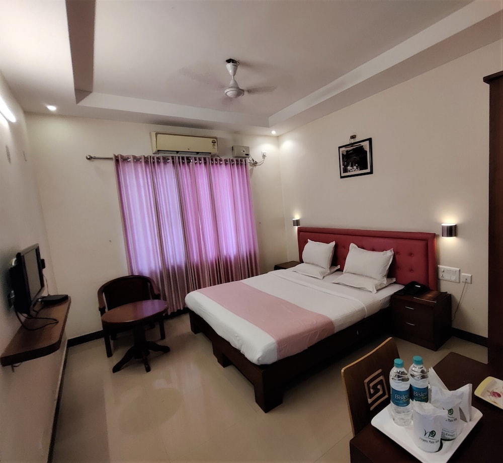 Metro Plaza Hotel by RAK Rooms