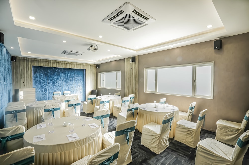 Floressa Randa Business Hotel