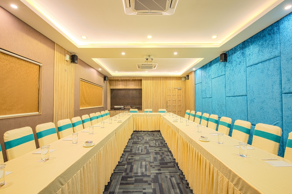 Floressa Randa Business Hotel