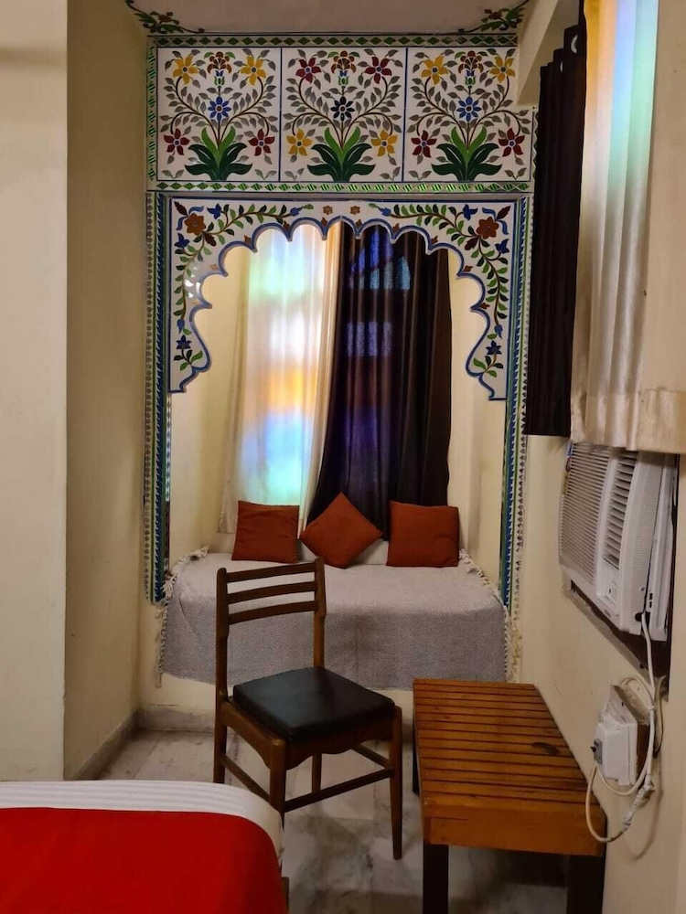 The Lake View Hotel- On Lake Pichola