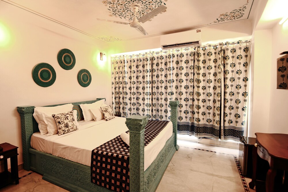 The Lake View Hotel- On Lake Pichola