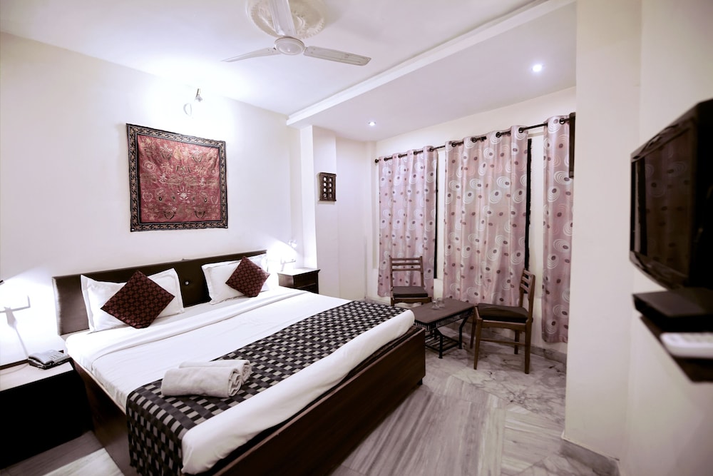 The Lake View Hotel- On Lake Pichola