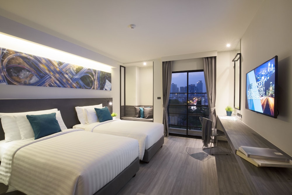 Cross Vibe Sukhumvit Hotel