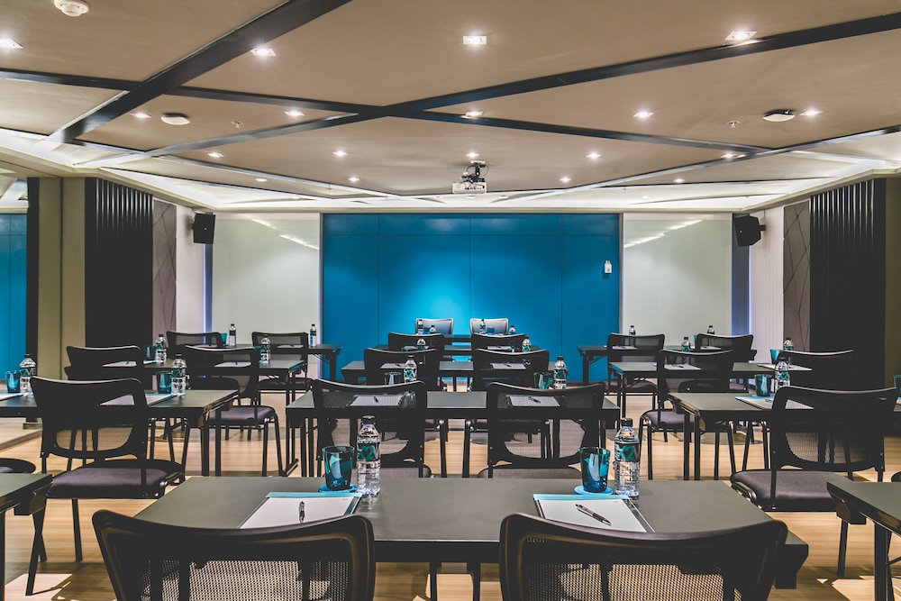 Cross Vibe Sukhumvit Hotel
