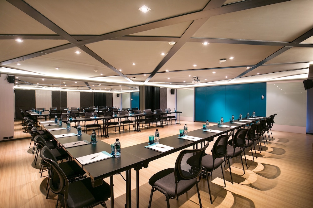 Cross Vibe Sukhumvit Hotel