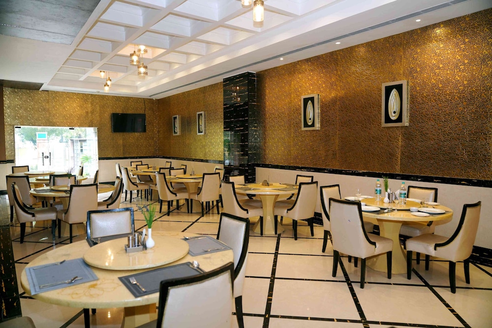 Venizia Sarovar Portico
