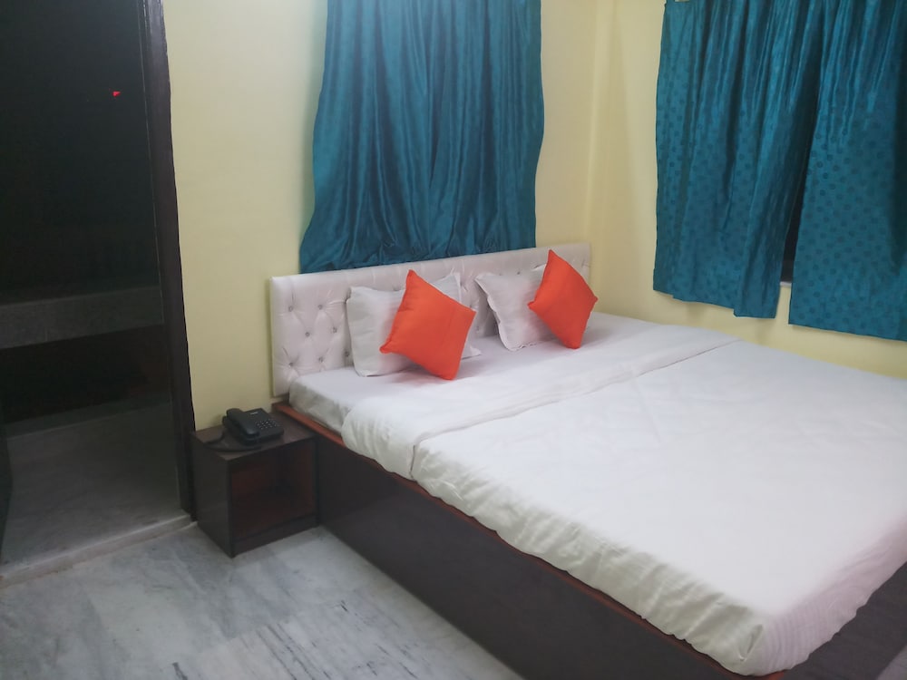 Om Shanti Guest House - Near Ruby General Hospital & Science City