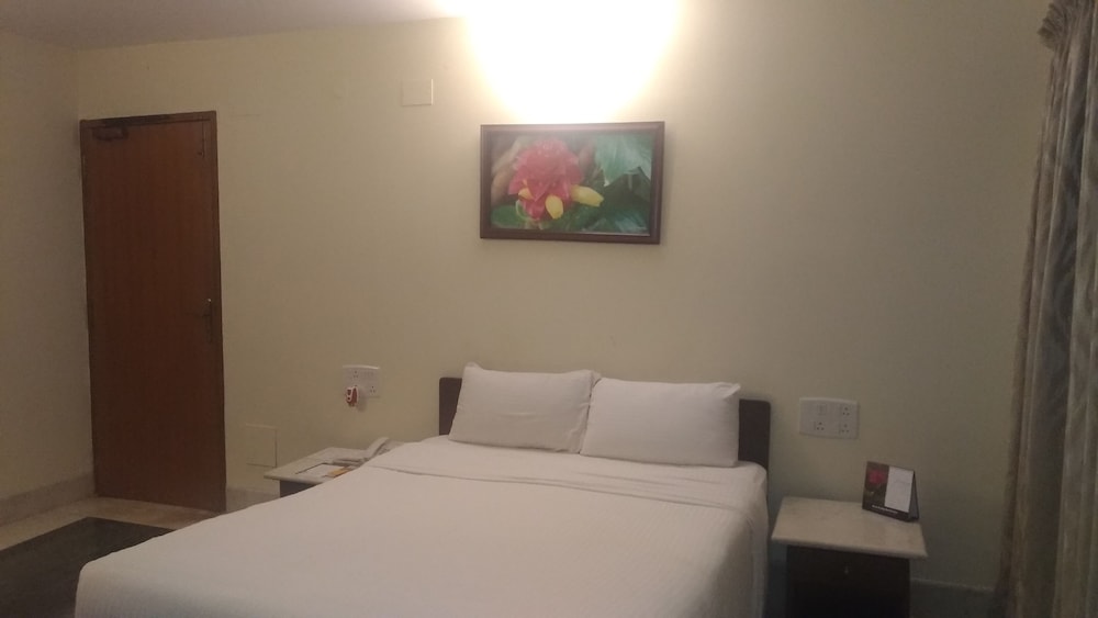 Hanu Reddy Residences Poes Garden