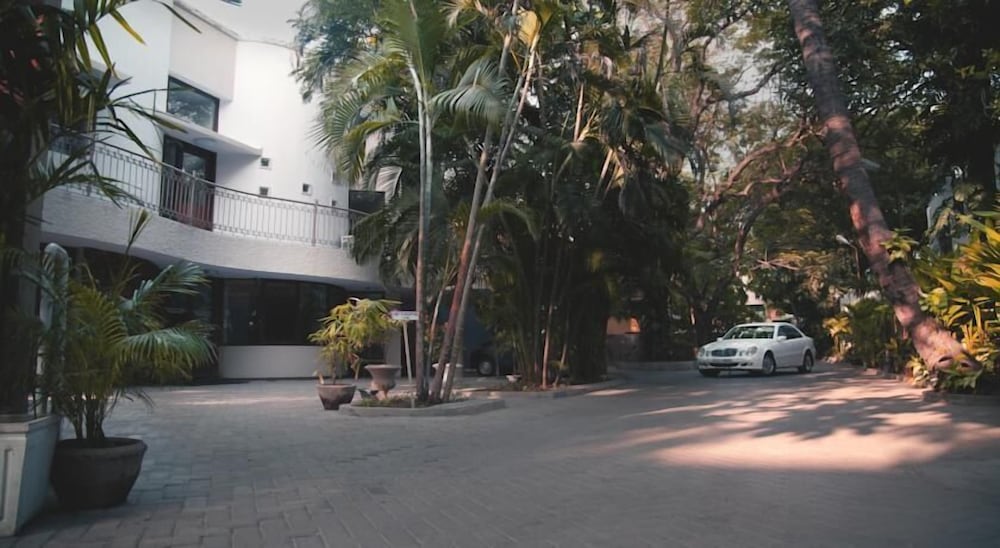 Hanu Reddy Residences Poes Garden