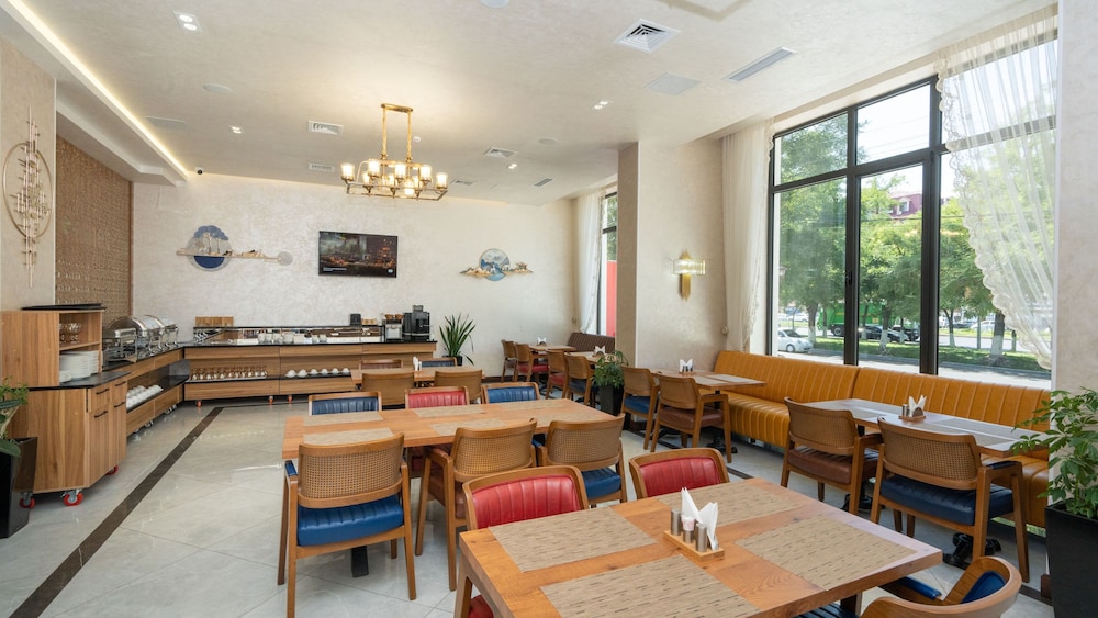 Garnet Hotel