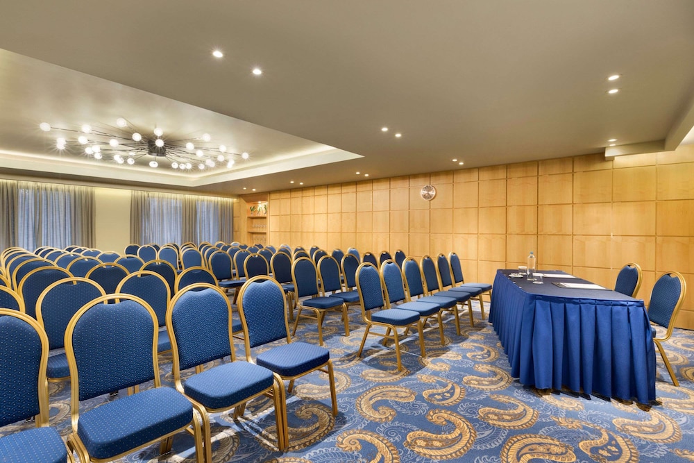 Zeus Wyndham Grand Athens