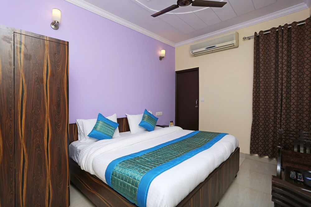 OYO 8462 Hotel Galaxy