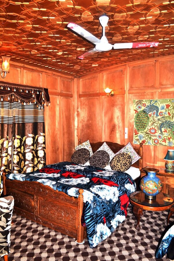Swan Group of Houseboat