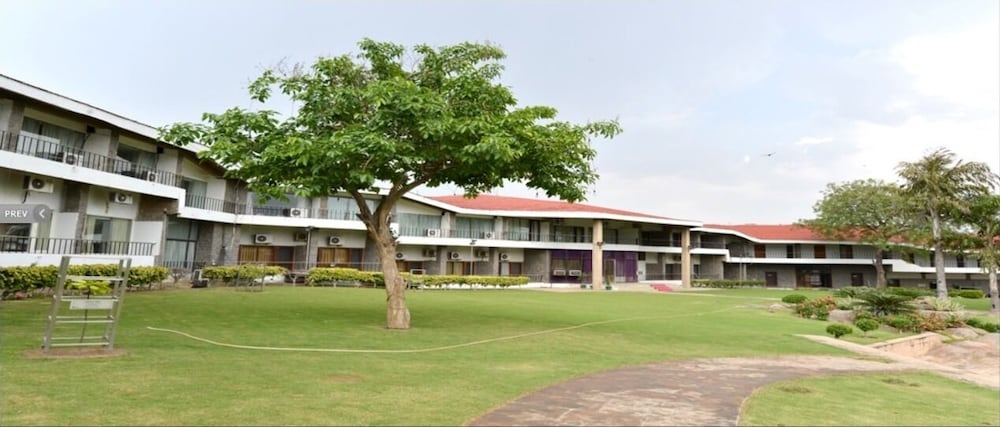 Hotel Raj Hans, Faridabad