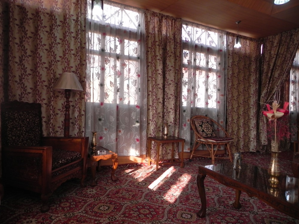 Shabrose Heritage Houseboats