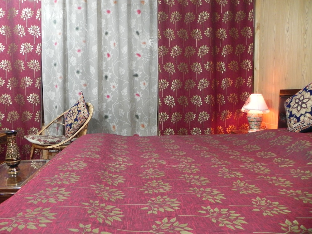 Shabrose Heritage Houseboats