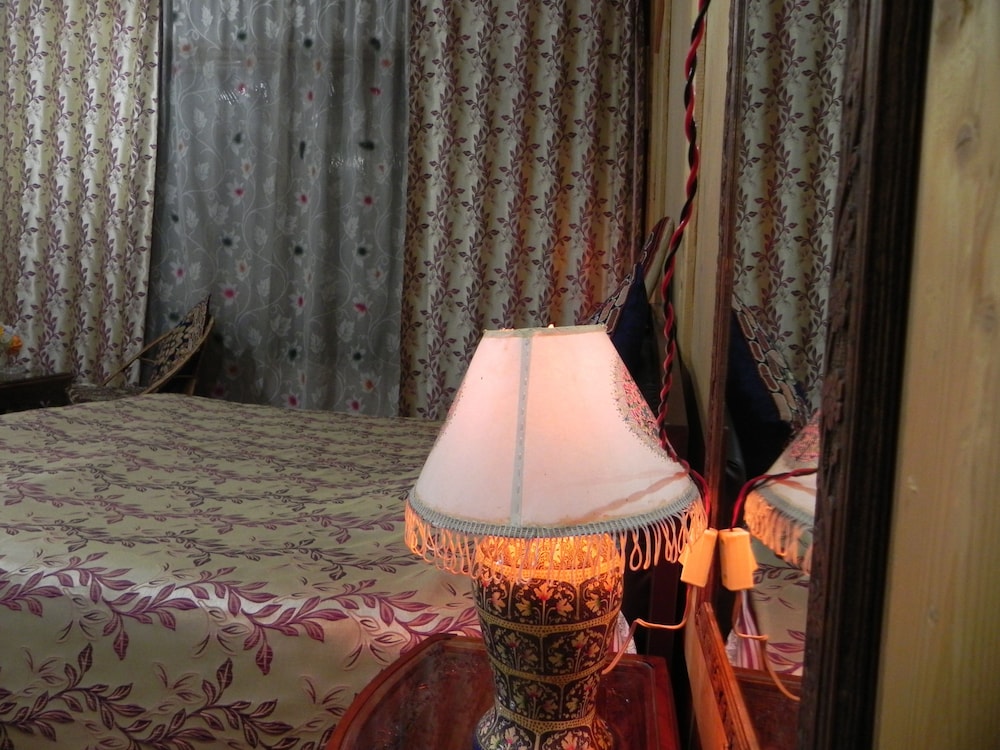 Shabrose Heritage Houseboats
