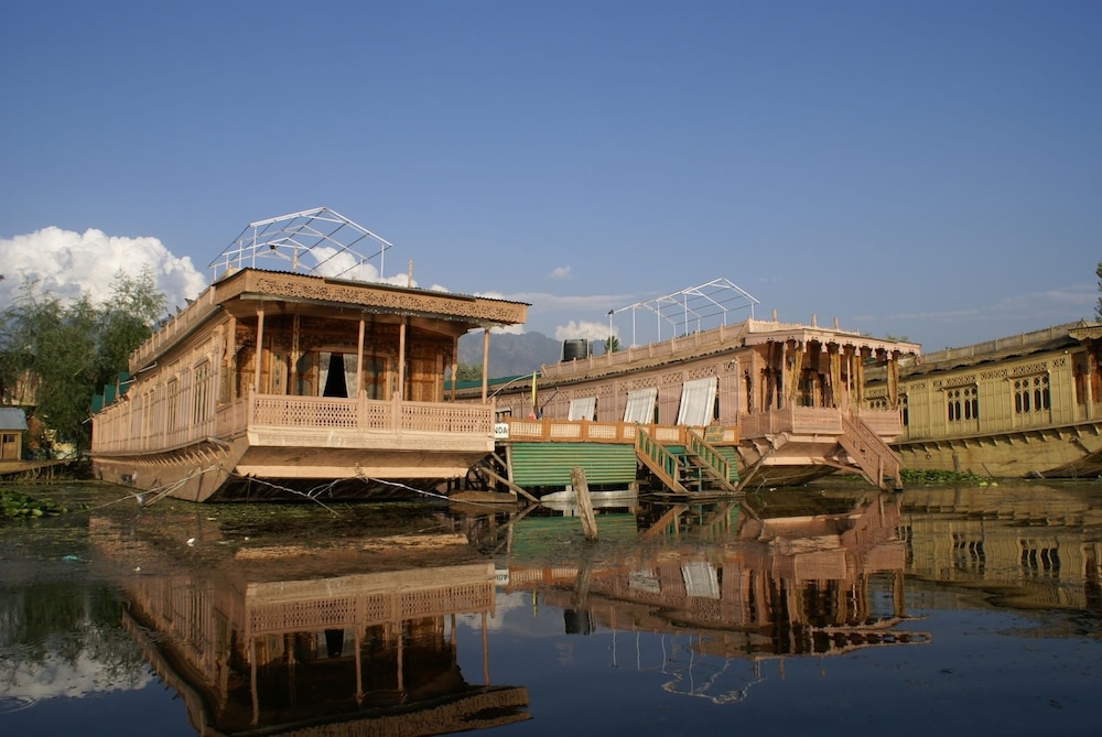 Shabrose Heritage Houseboats