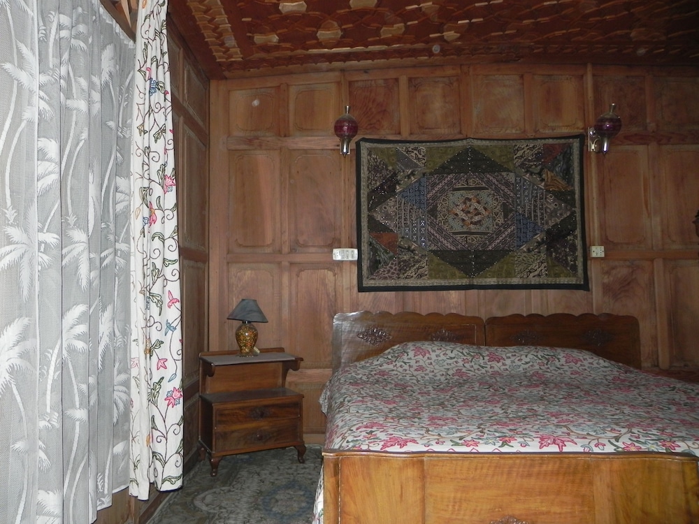 Shabrose Heritage Houseboats