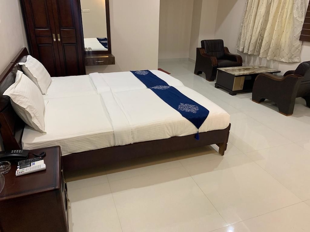 Hotel JNR Grand