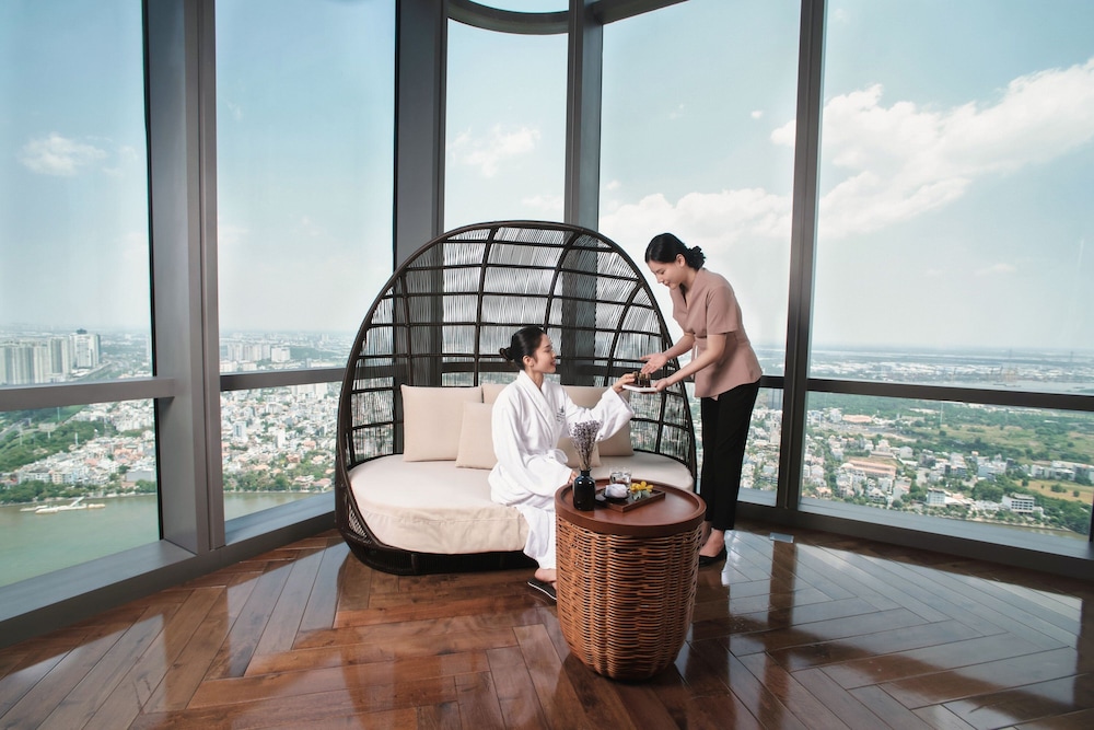 Vinpearl Landmark 81, Autograph Collection