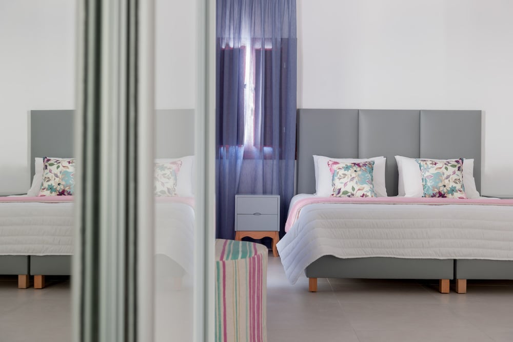 Mar n Mar Crown Hotel and Suites