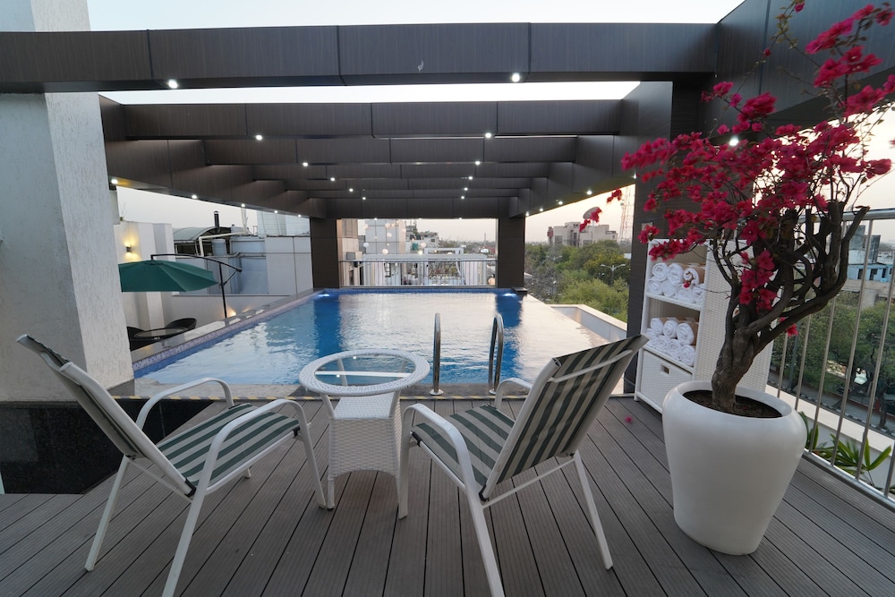 Rockland Hotel C R Park