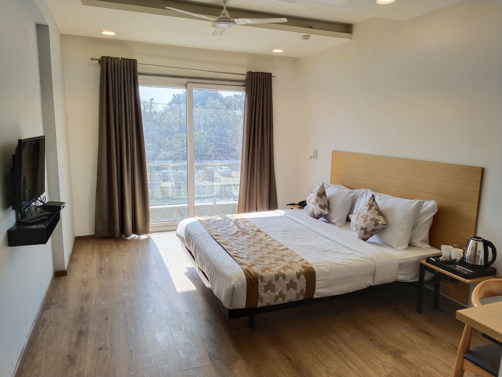 Saltstayz Select- Medicity (Near Medanta Hospital)