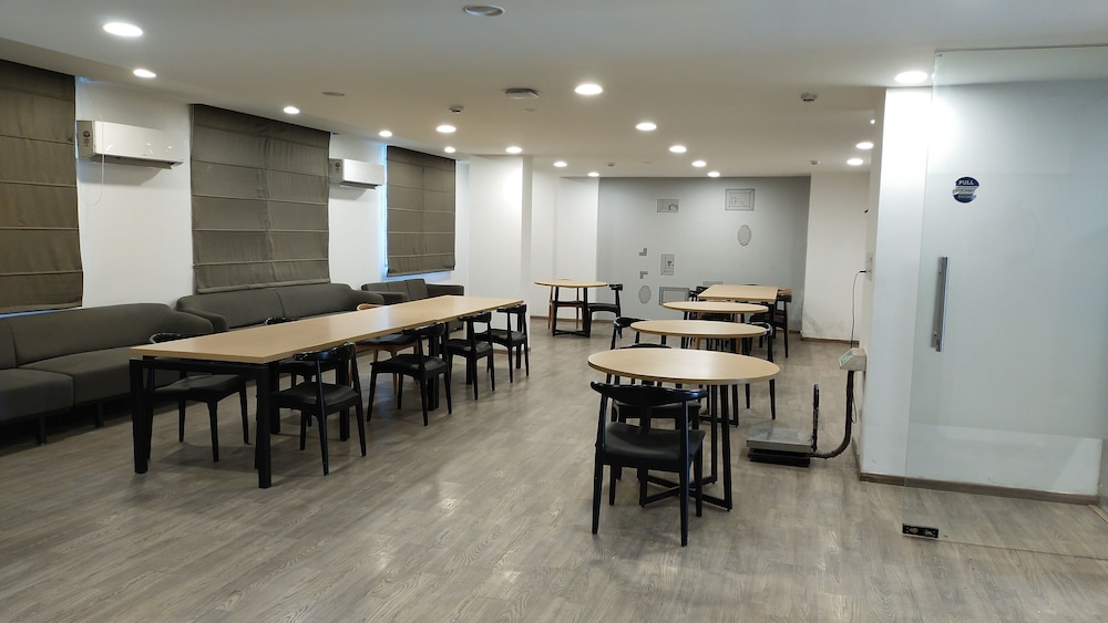 Saltstayz Select- Medicity (Near Medanta Hospital)