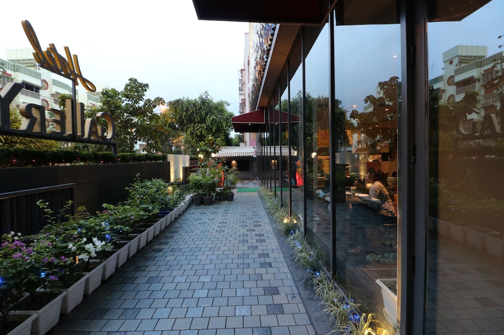 Hotel Gallery 67