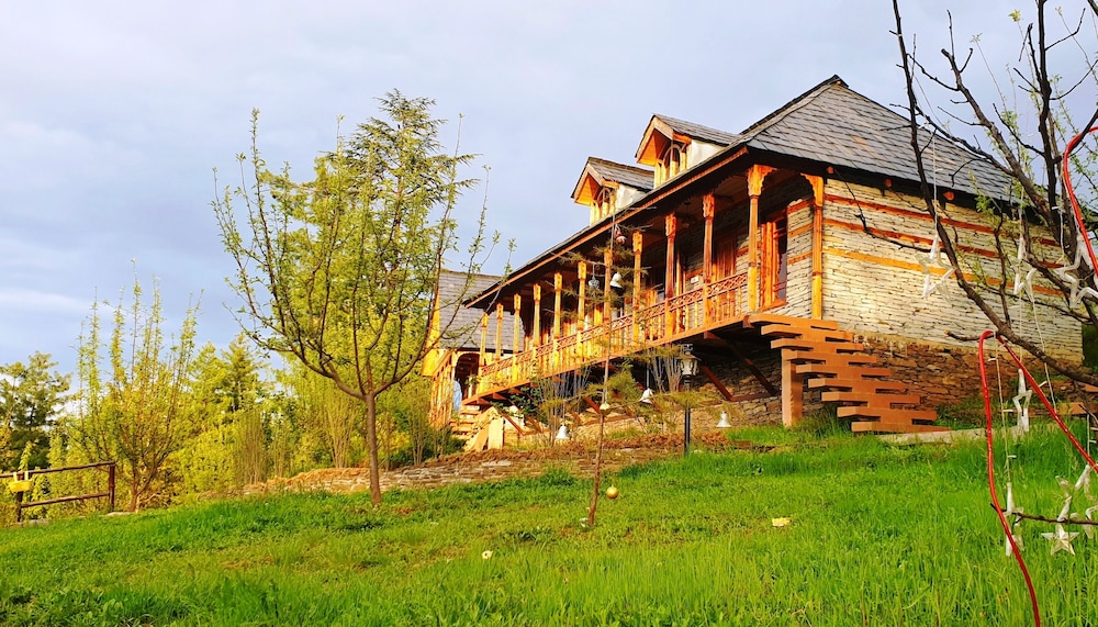WoodVista Cottages | Secluded Mountain Stay