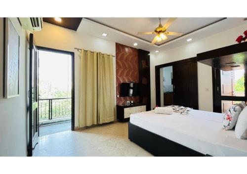 BluO Studio - M Block Mkt, Lift, Balcony, Parking