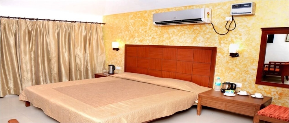 Hermitage Huts Tourist Resort, Surajkund