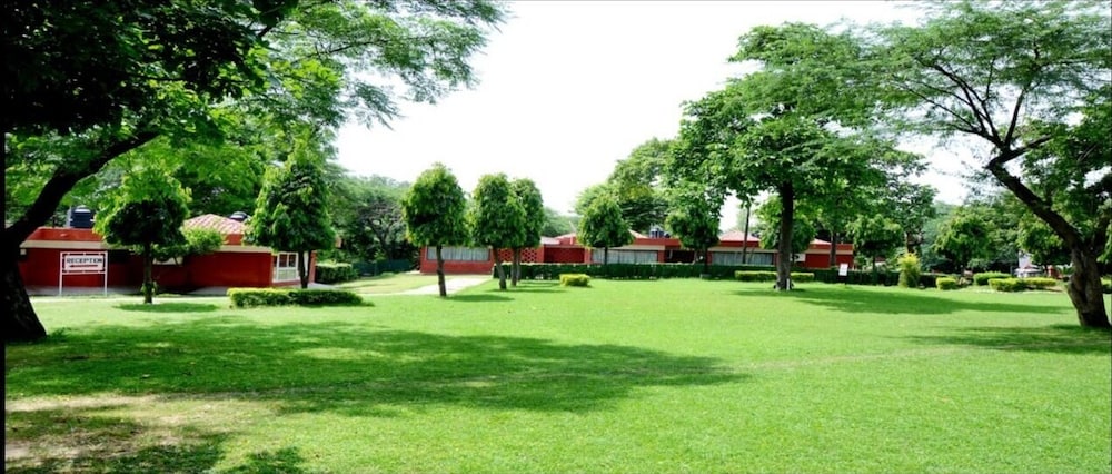 Hermitage Huts Tourist Resort, Surajkund