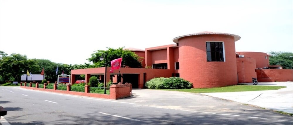 Hermitage Huts Tourist Resort, Surajkund