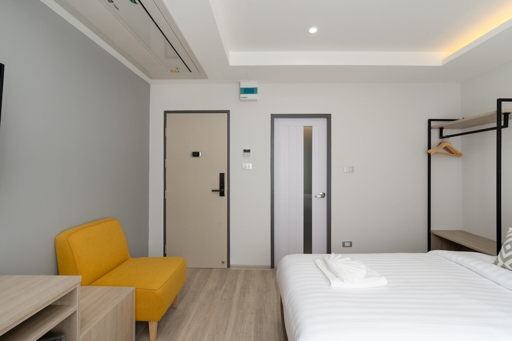The Riski Hotel at Bangphlat Station