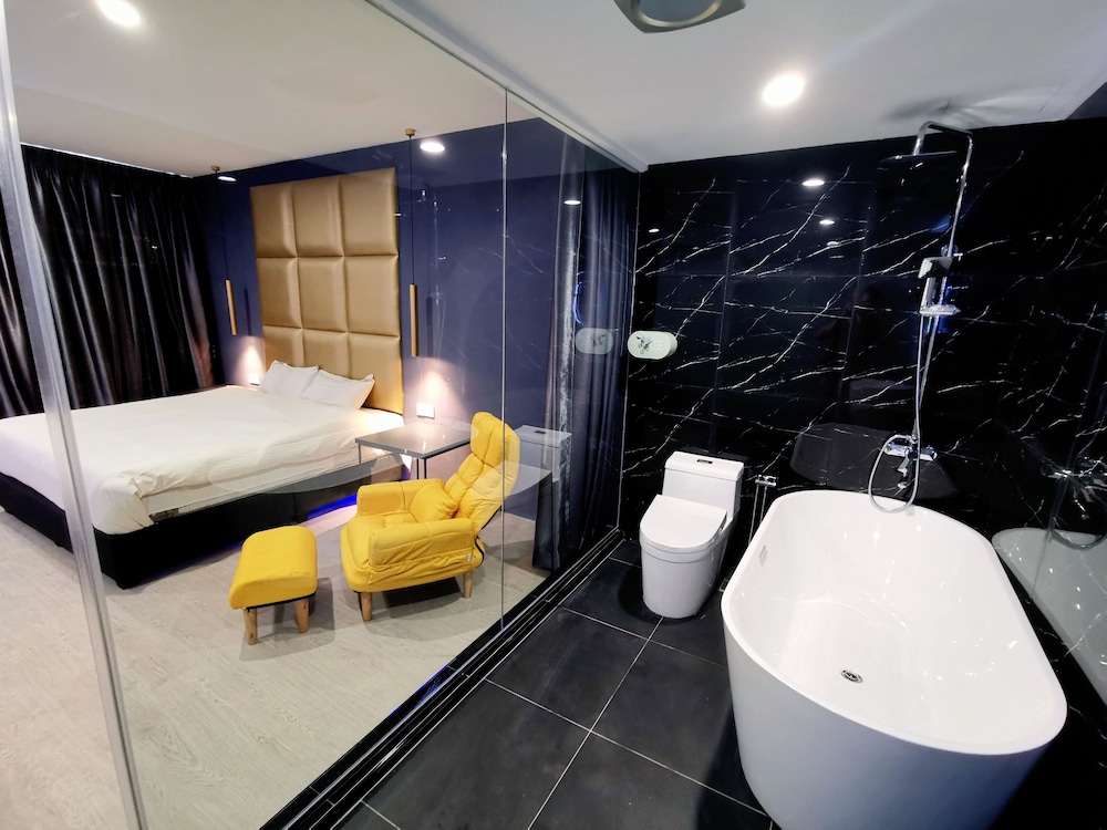Capital O 91202 Wow Hotel