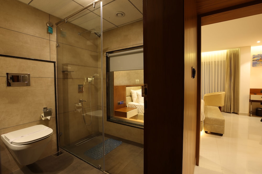 Royal Plaza Suites by RAK Rooms 
