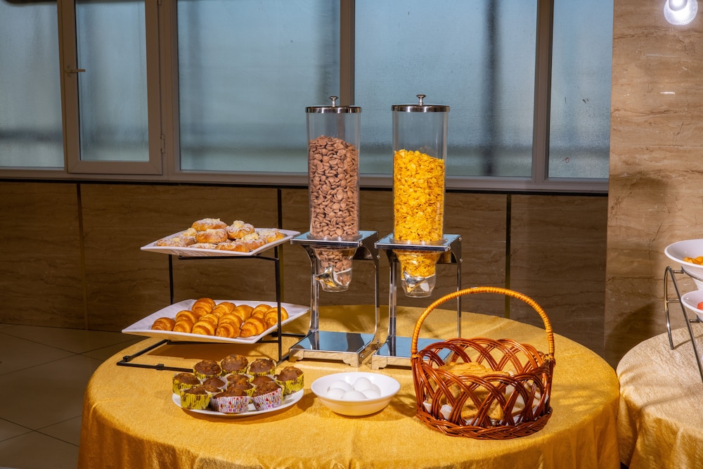Royal Plaza Suites by RAK Rooms 