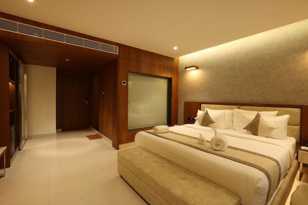 Royal Plaza Suites by RAK Rooms 