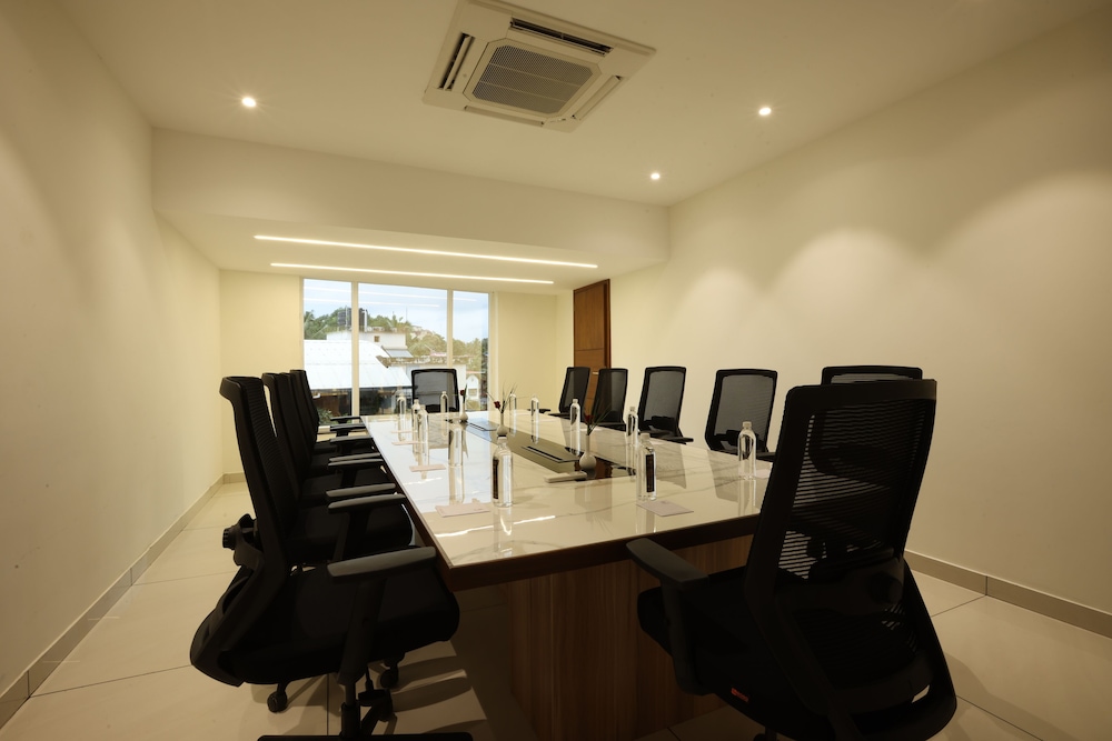 Royal Plaza Suites by RAK Rooms 