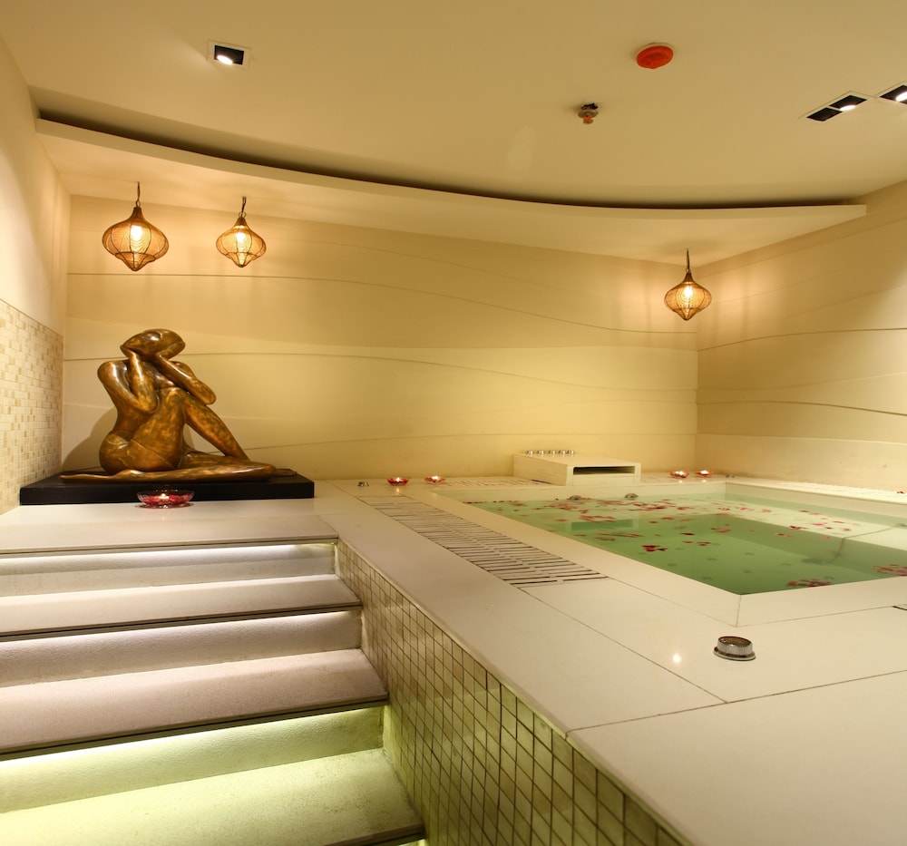 Mahagun Sarovar Portico Suites Ghaziabad