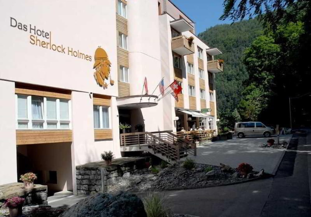 Hotel Sherlock Holmes & Khana Restaurant 200 m Gondola to Hasliberg Ski