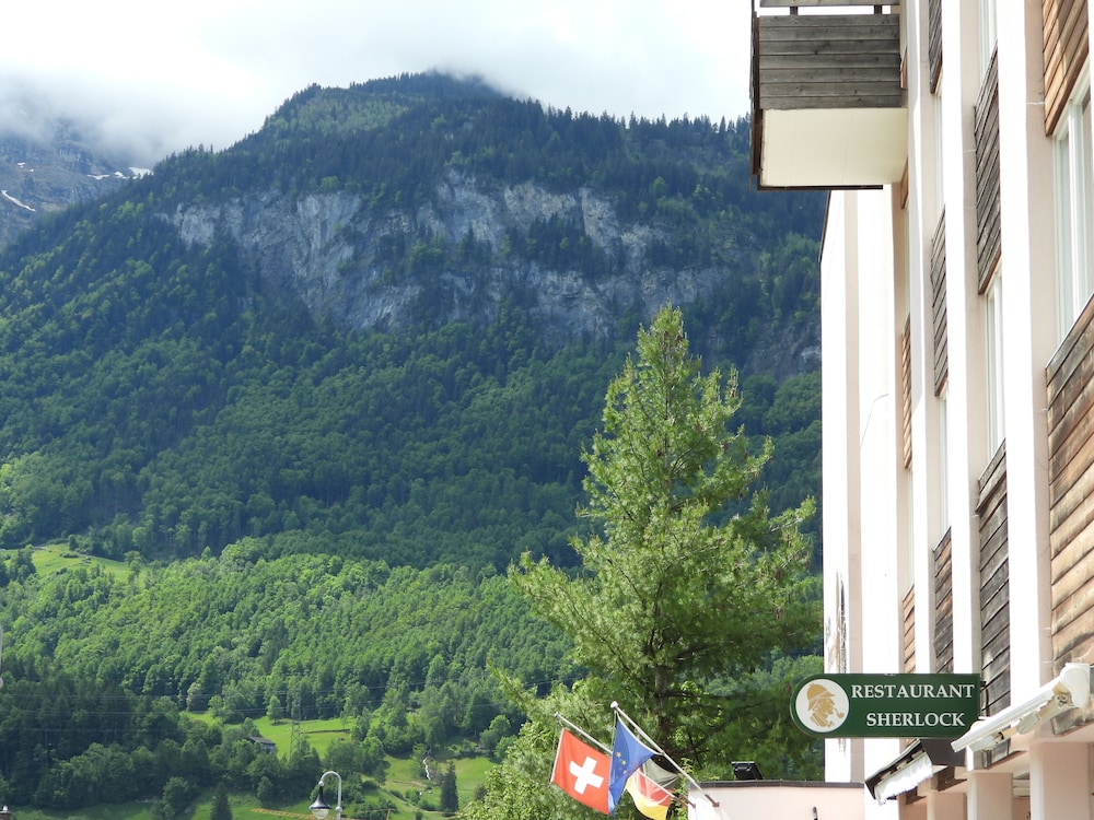 Hotel Sherlock Holmes & Khana Restaurant 200 m Gondola to Hasliberg Ski