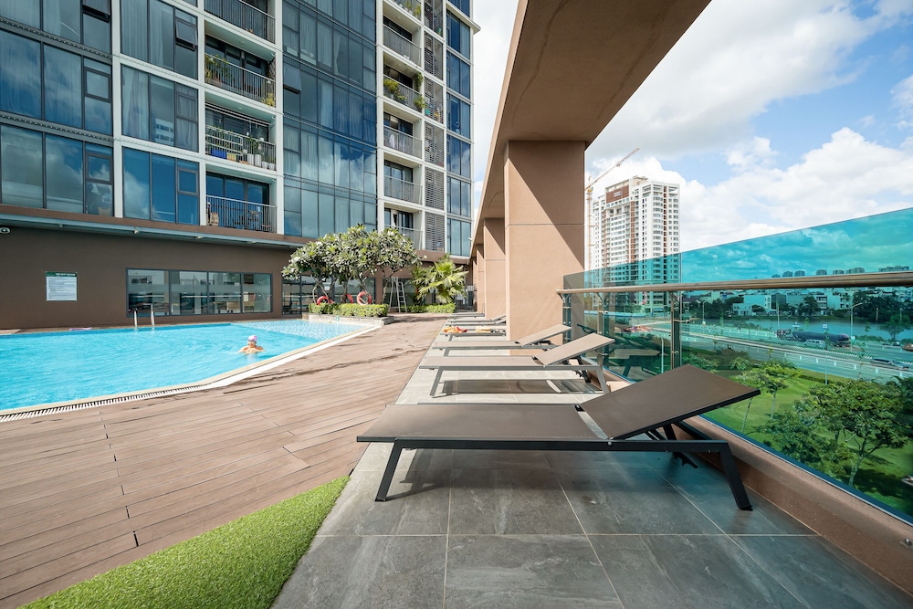 Eco Green Saigon Luxury Apartment Hotel