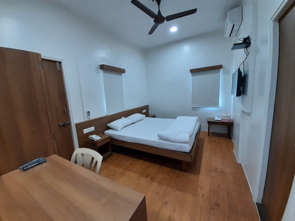 OYO 13845 Hotel Bhooshan