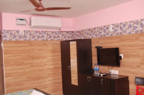 Hotel Adhi Residency - Cleanliness & Friendliness Room VL Varadaraja Temple