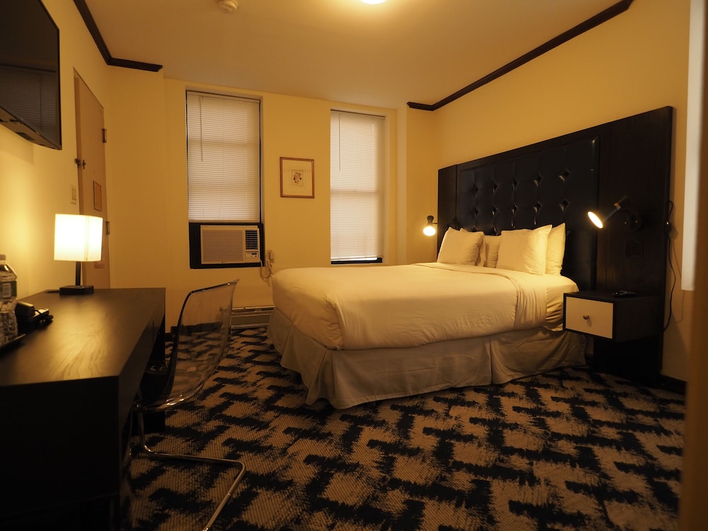 Night Hotel Broadway