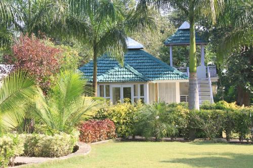 Village Machaan Resort